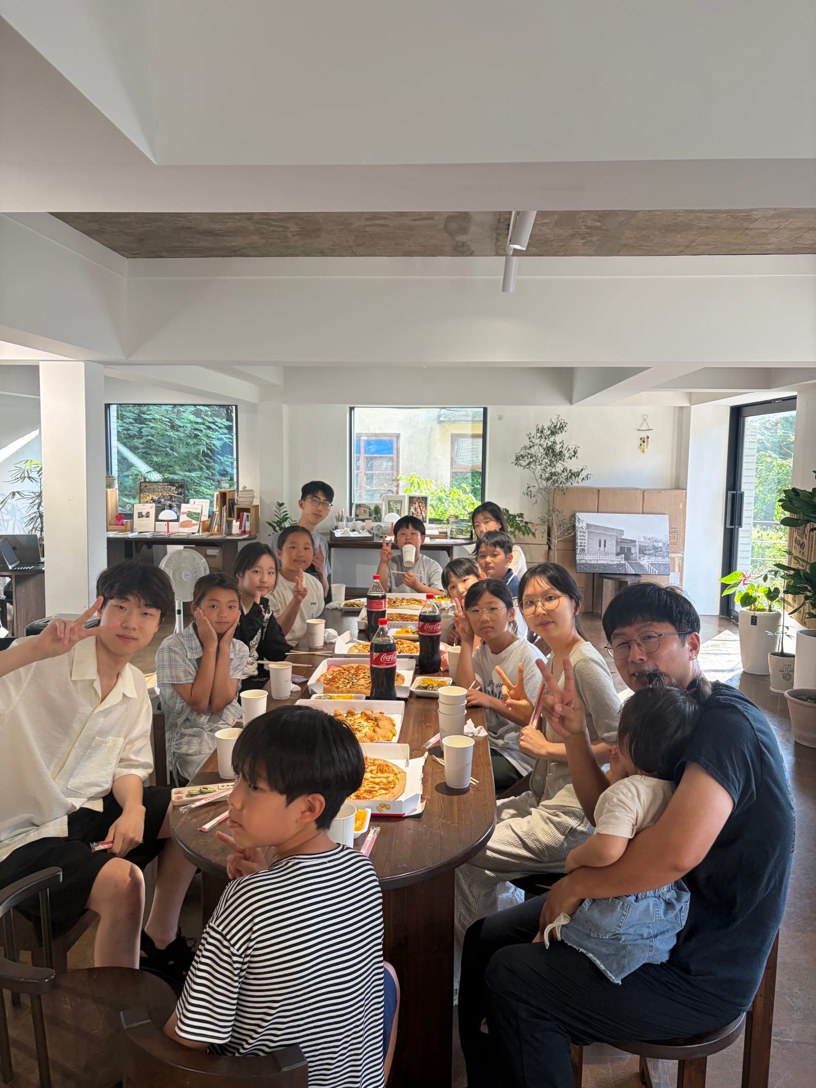 둘러앉아 함께 밥을 먹는 자리
